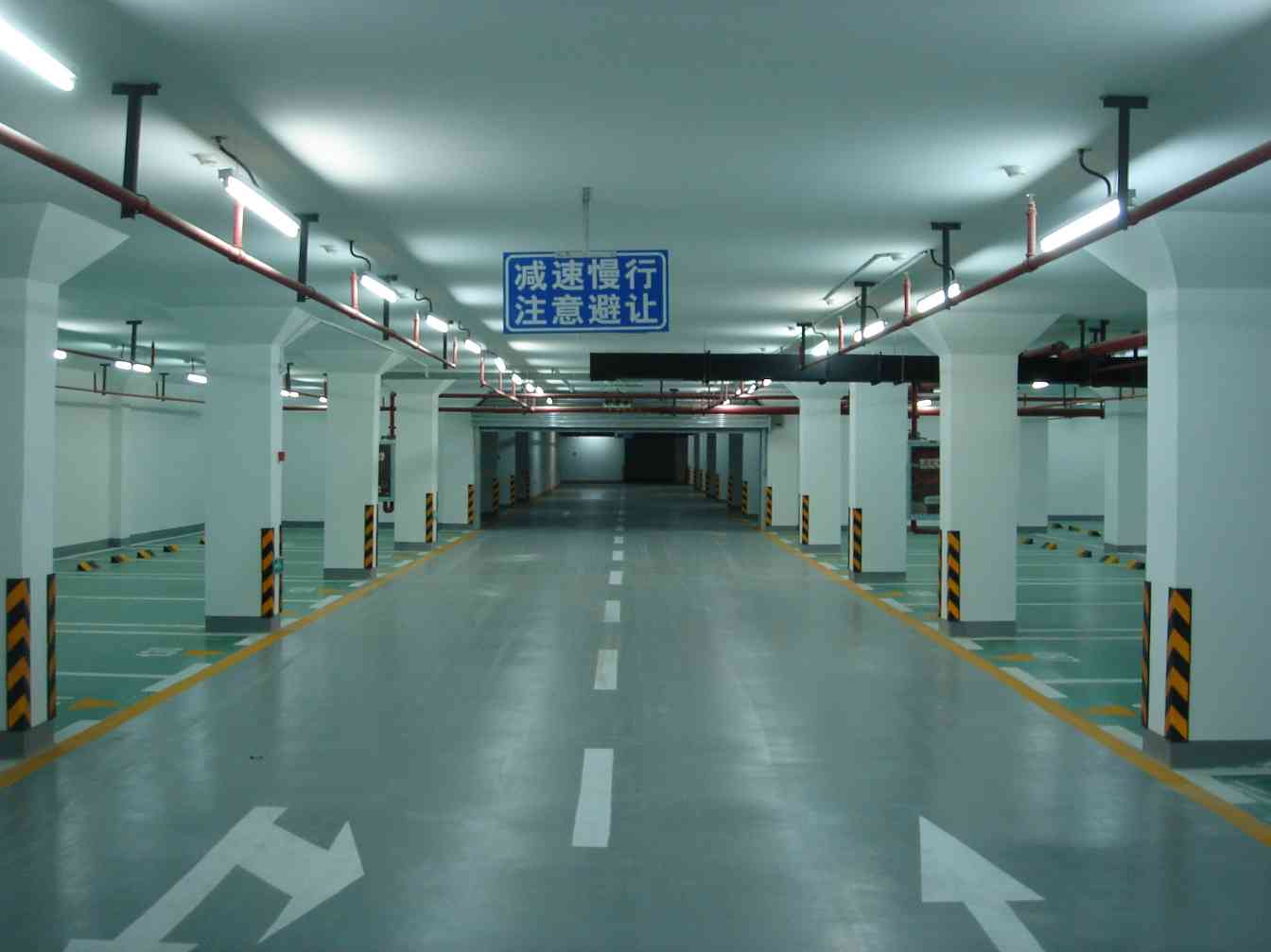 地下停车场设施施工(图1)