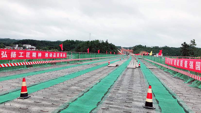 广吉高速公路B4标率先实现半幅拉通(图1)