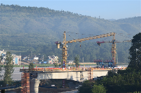 渝昆高铁云贵段首座特大桥连续梁中跨顺利合龙(图1)