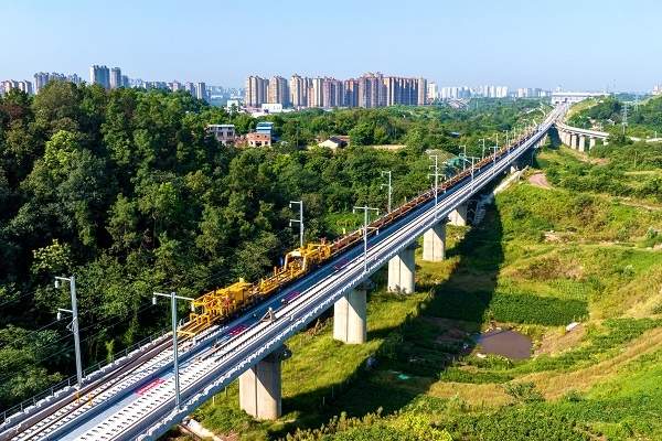中铁四局参建的渝昆高铁川渝段全面进入铺轨阶段！(图1)
