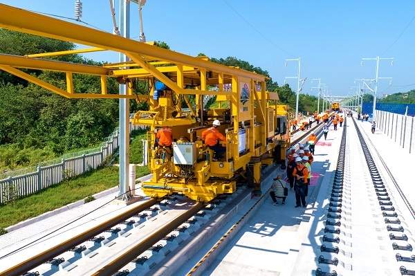 中铁四局参建的渝昆高铁川渝段全面进入铺轨阶段！(图2)