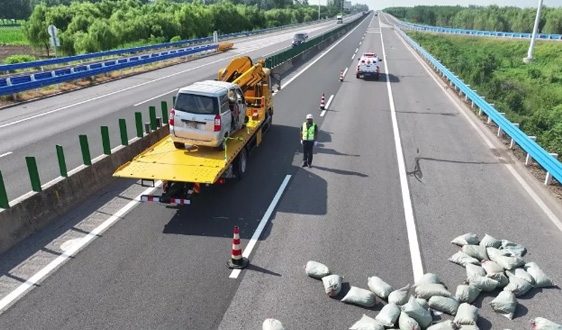 徐工平板清障车，演绎一“机”救援(图1)