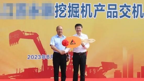 强强联合再谱新篇！山东临工与江苏某集团大客户挖掘机交机(图3)