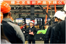 柳工F系列纯电动叉车下线(图2)