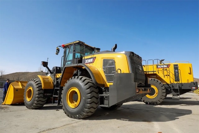 国内首台XC9150超大吨位混动装载机交付(图3)