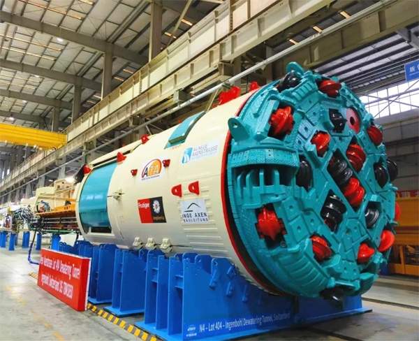 国产首台出口瑞士新型双护盾硬岩掘进机(TBM)始发(图1)