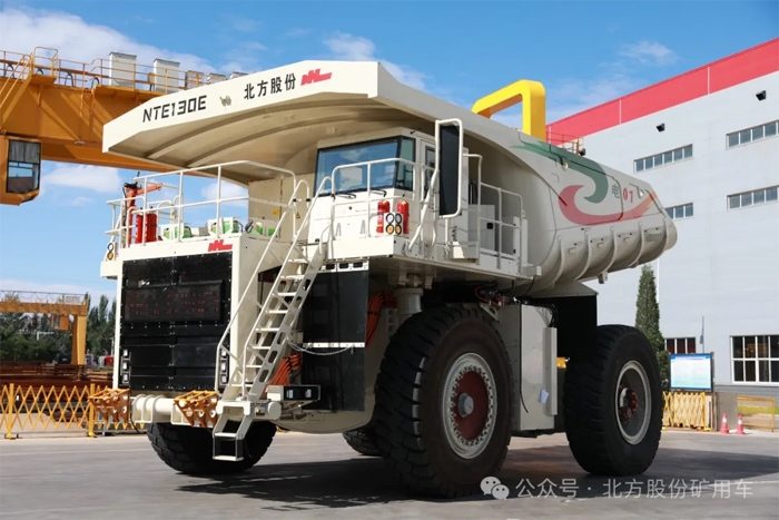 北方股份公司首台120吨级纯电动电动轮矿用车成功下线(图1)