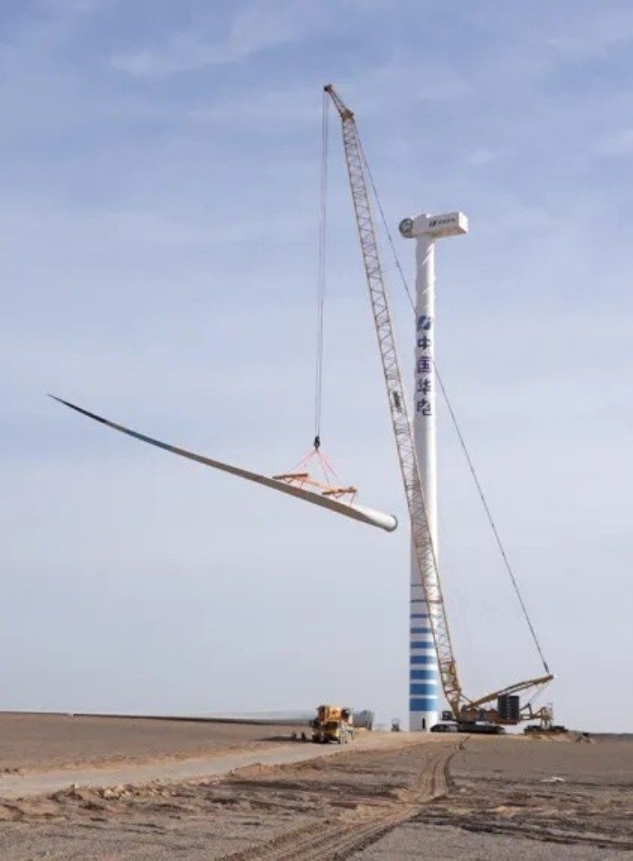 一键定乾坤！徐工1300吨“擎风者”高原风机吊装(图3)