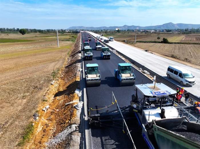 三一无人摊压机群在徐淮阜高速02标段全面应用(图1)