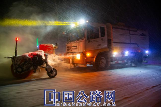 【38】《逆行在风雪之夜》.jpg