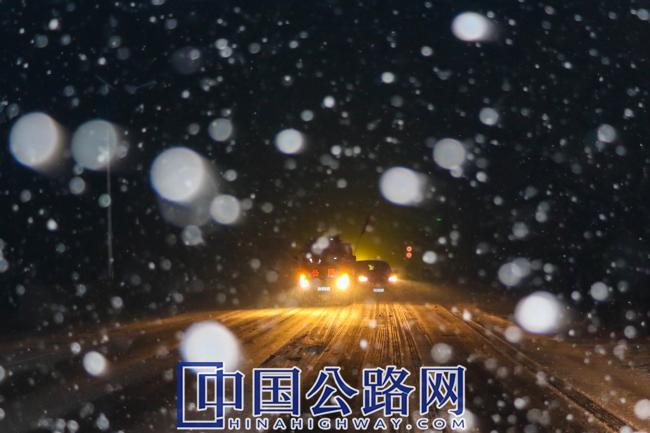 【35】《雪花为护路者礼赞》.jpg