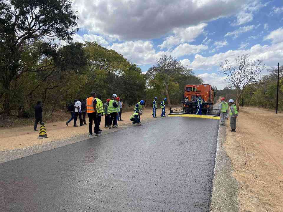 赞比亚微表施工第一铺，薄层养护工艺走向非洲！(图1)