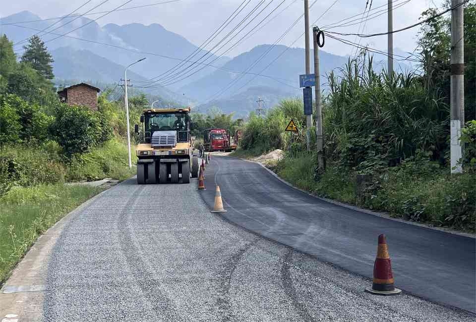 大成集团“抗裂复合封层”试验段顺利完成(图1)