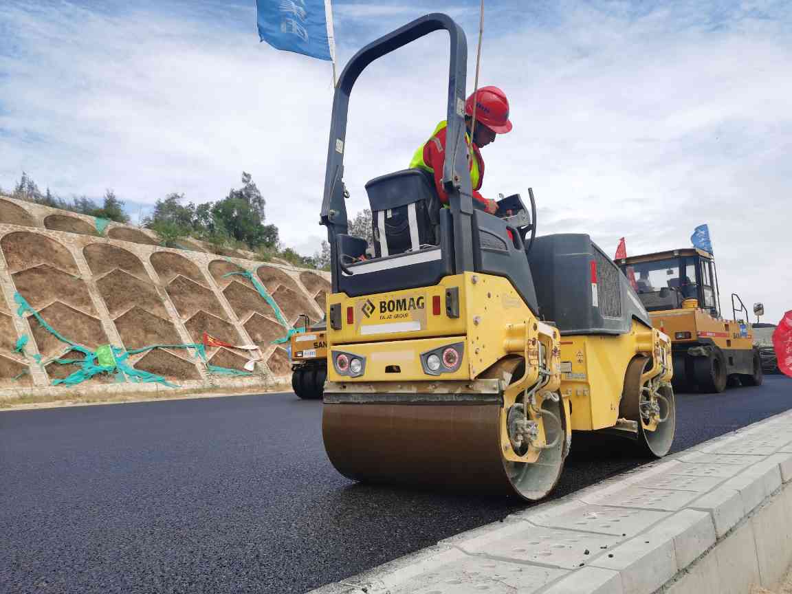 翔安机场高速公路项目AC-20C试验段顺利摊铺(图2)