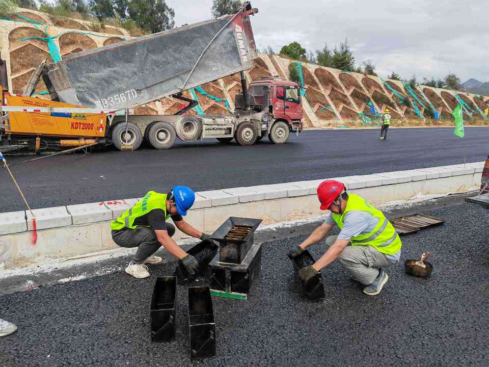 翔安机场高速公路项目AC-20C试验段顺利摊铺(图5)