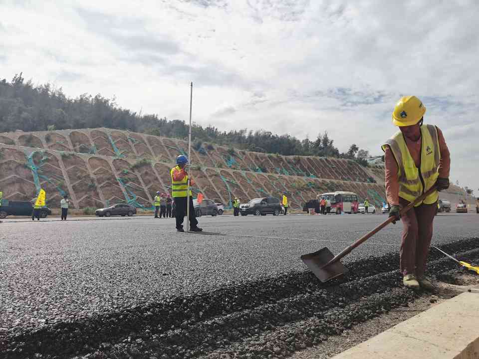 翔安机场高速公路项目AC-20C试验段顺利摊铺(图4)