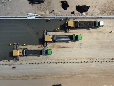 翔安机场高速路面合同段水泥稳定碎石底基层试验段顺利摊铺(图2)