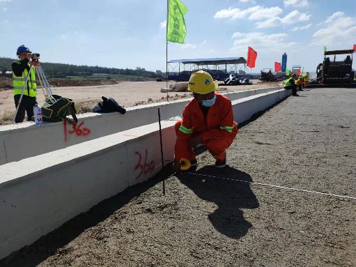 翔安机场高速路面合同段水泥稳定碎石底基层试验段顺利摊铺(图4)