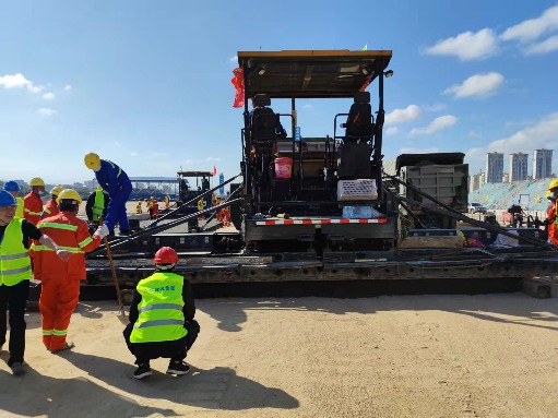 翔安机场高速路面合同段水泥稳定碎石底基层试验段顺利摊铺(图3)