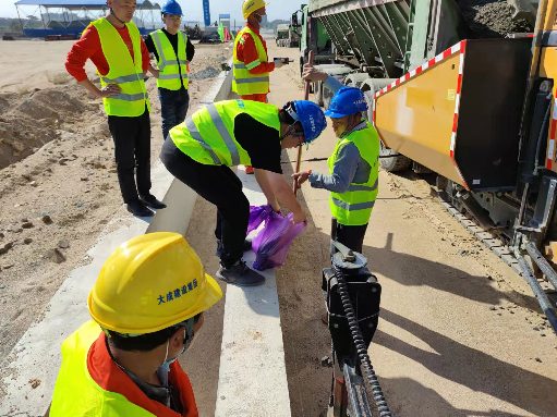 翔安机场高速路面合同段水泥稳定碎石底基层试验段顺利摊铺(图7)
