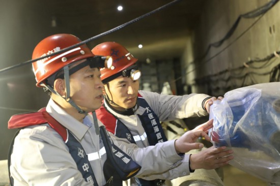 60多万颗螺丝零失误！“中国深海钳工第一人”管延安的“厘米人(图4)