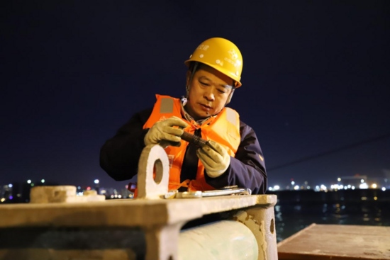 60多万颗螺丝零失误！“中国深海钳工第一人”管延安的“厘米人(图5)