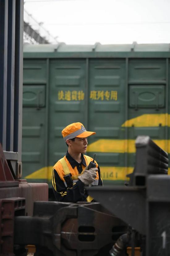 1月12日，国内首部聚焦中欧班列题材电影正式播出！(图2)