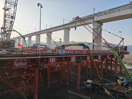 宜昌长江公铁大桥8号墩主塔承台完成首次混凝土浇筑(图7)