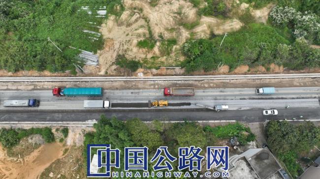 泡沫沥青就地冷再生下面层施工现场（林美燕 摄）.JPG