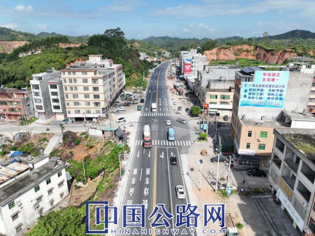 省道205线北流市新丰镇路口改建后（卢晰 摄）.jpg