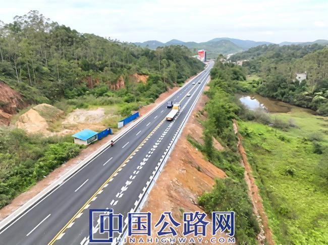 省道205线北流市新丰镇路段（刘军庆 摄）.jpg