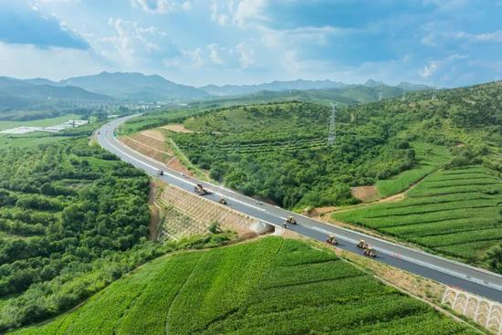 锦旗致谢！辽宁凌绥高速通车背后的装备力量(图5)