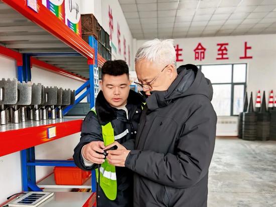 崔猛到公路运营公司长太项目经理部宣讲党的二十届四中全会精神并(图1)