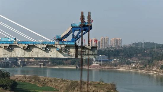 成达万高铁沱江特大桥钢混结合段首梁吊装完成(图6)