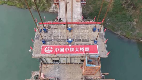 成达万高铁沱江特大桥钢混结合段首梁吊装完成(图7)