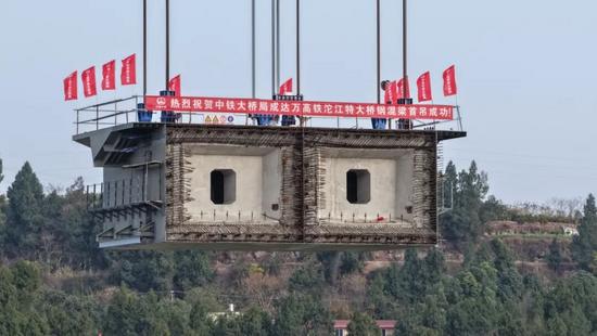 成达万高铁沱江特大桥钢混结合段首梁吊装完成(图8)