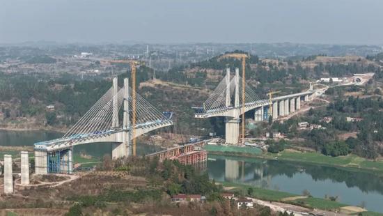 成达万高铁沱江特大桥钢混结合段首梁吊装完成(图9)