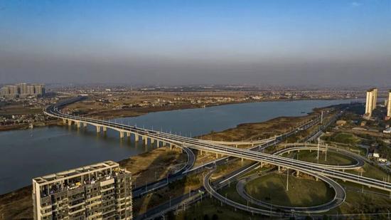 成达万高铁沱江特大桥钢混结合段首梁吊装完成(图13)