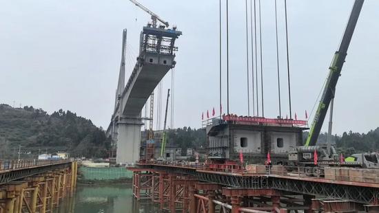 成达万高铁沱江特大桥钢混结合段首梁吊装完成(图5)