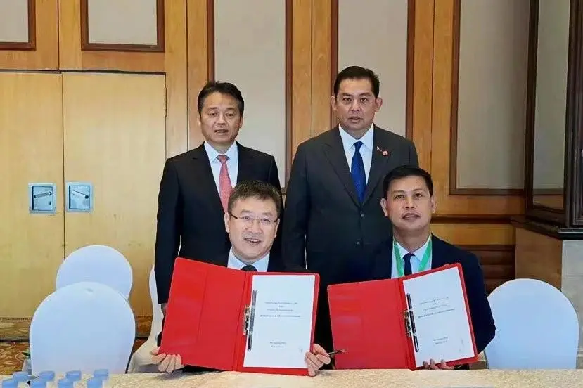 中铁六局总经理王波与菲律宾众议长马丁·罗慕尔德兹举行会谈并见