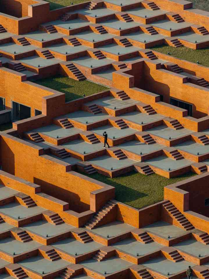 463个阶梯平台，铺满印度Prestige大学新建筑屋面(图5)