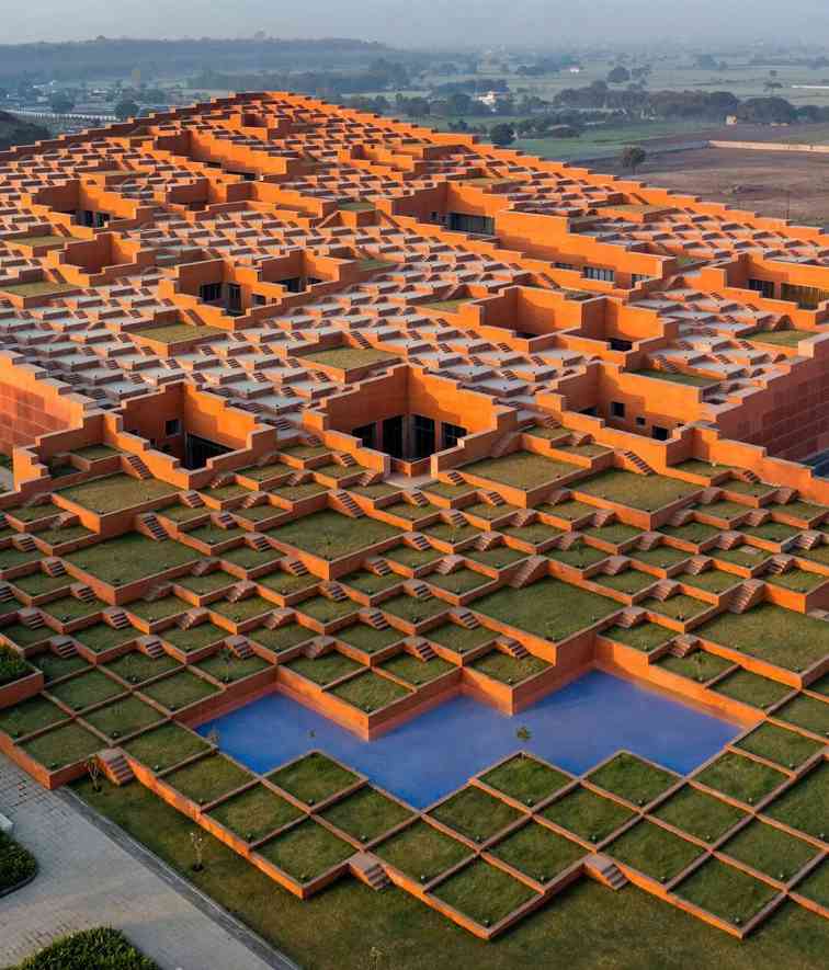 463个阶梯平台，铺满印度Prestige大学新建筑屋面(图1)